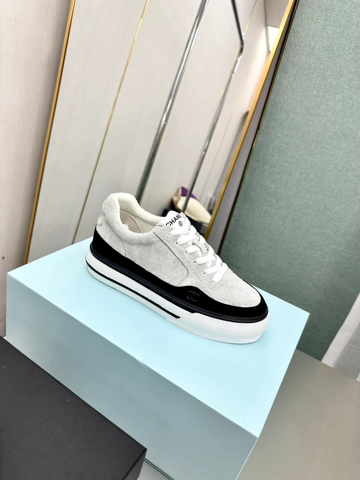👟👟Ex-factory price 480 👟👟 Women's shoes, women's clothing, sleeve version, Chanel Chanel 23C, the latest hot style, rhinestones, panda, black and white, sneakers, casual sneakers, Xiaoxiang, hot items at the end of the year, classic black and white, panda color matching, rhombus fresh color matching, coco girls must buy it, super beautiful, sparkling Bling Bling at all kinds of parties Comparable to the collection, [Swarovski diamonds] are long-lasting bright, dazzling, and crystal clear. Fabric: Original customized cow suede, technical cloth. Lining: Original silk cowhide lining. Outsole: Original molded rubber + T👟👟Factory price U combination. Original full package. Size: Women's 35-40 (41 customized)